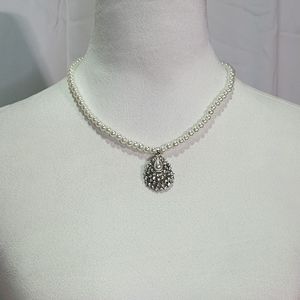 Jessica McClintock Women's NWT White/Silver Pearl Necklace Set